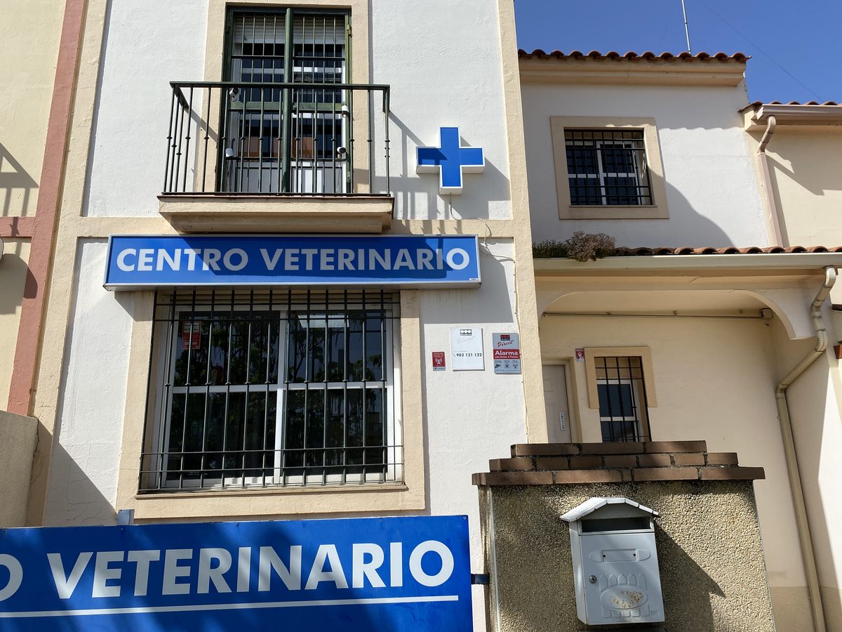 Fachada del Centro Veterinario Ciudad Jardín en la Avenida Vicente Marcelo Nessi, Badajoz